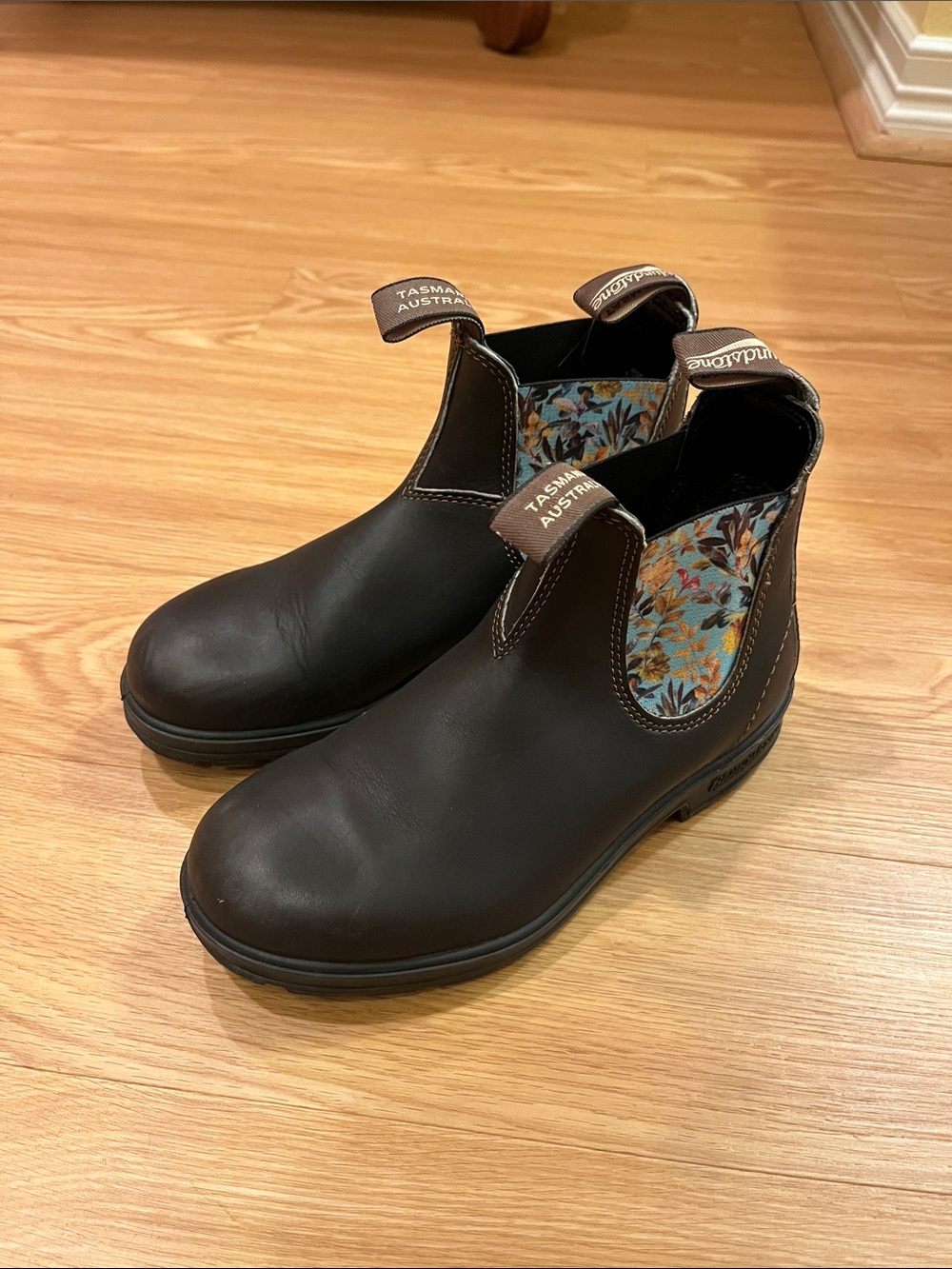 Blundstone Women’s Boots in Dark Brown with Floral Lining